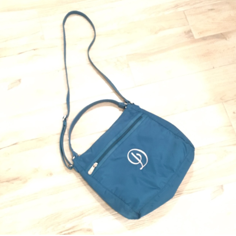 31 ThirtyOne Blue  INITIAL D CROSSBODY PURSE